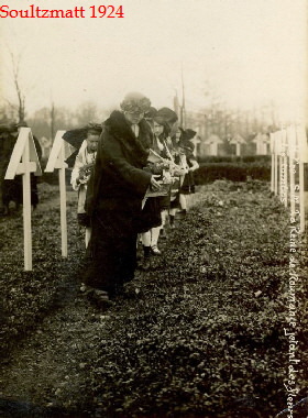 Soultzmatt 1924 Regina Maria la mormantul soldatillor romani hp 11